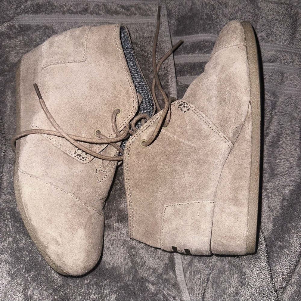 Toms Boots Womens Size 4.5 Desert Ankle Booties Taupe Suede Lace Up Wedge Heels